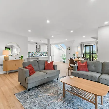 2 Bedroom Spacious Luxury Penthouse, Apartment