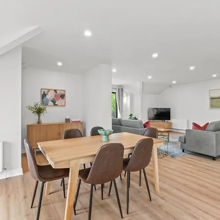 Apartment 2 Bedroom Spacious Luxury Penthouse,