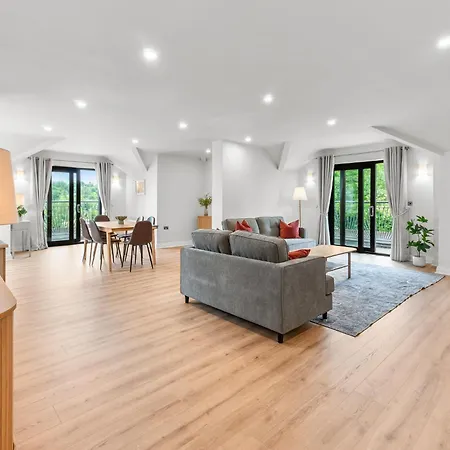 2 Bedroom Spacious Luxury Penthouse, Apartment Donegal Town