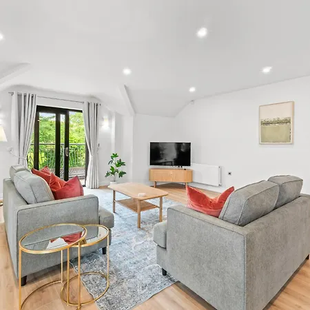Apartment 2 Bedroom Spacious Luxury Penthouse,
