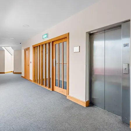 2 Bedroom Spacious Luxury Penthouse, Apartment *