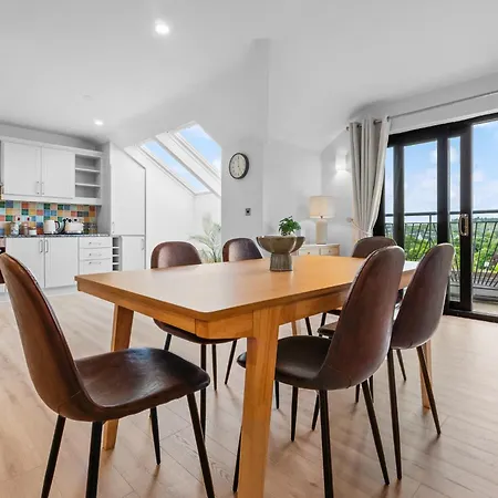 Apartment 2 Bedroom Spacious Luxury Penthouse,