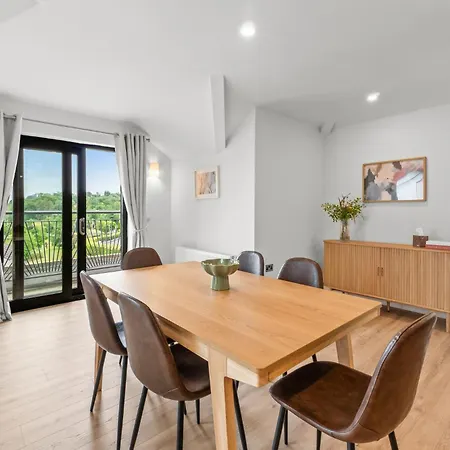 Apartment 2 Bedroom Spacious Luxury Penthouse,